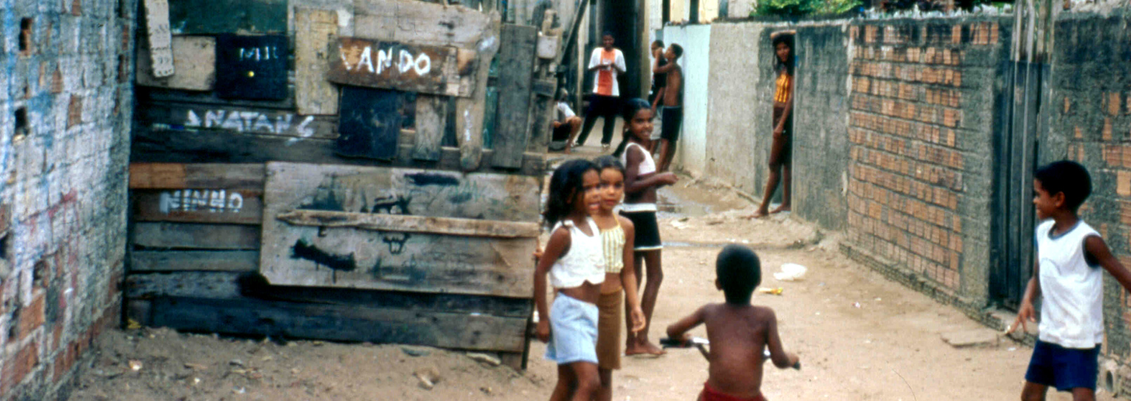 spielende Kinder in einer Gasse einer Favela