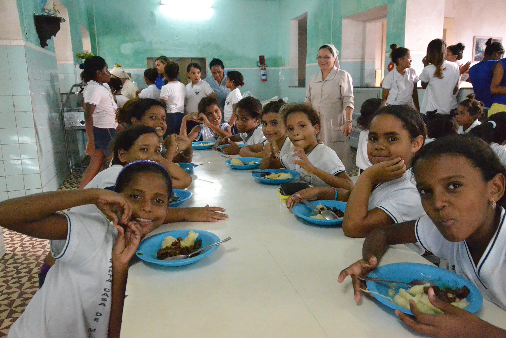 Rund 80 Mädchen (aus den umliegenden, zum Teil äußerst gefährlichen Favelas) im Alter von 5 – 15 Jahren bekommen eine Schulausbildung