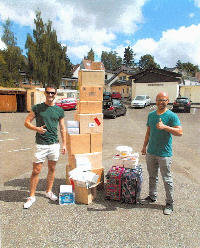 Mario Schemenauer (links) und Johannes Fernandes (rechts) mit den vorab gesammelten Spenden